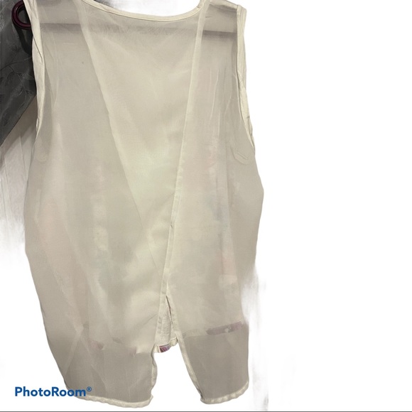 🛑Guess Floral open back Tank🛑 - Picture 2 of 6